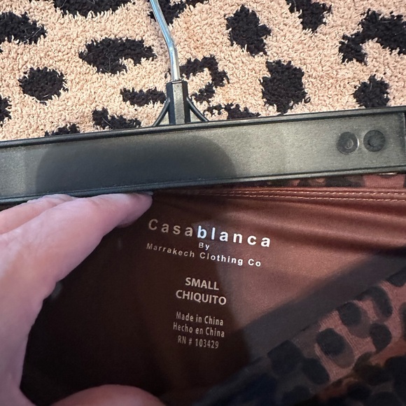 Leopard print athletic leggings size S but fits like a M - Picture 4 of 5